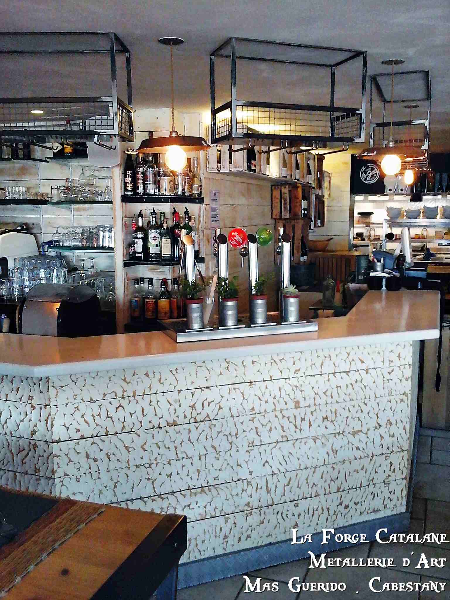 Range bouteille bar la siesta industriel forge catalane 2.jpg